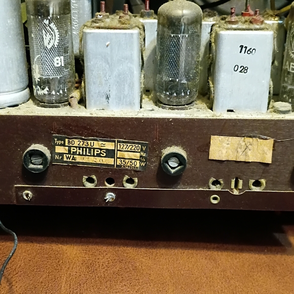 Vintage Black and Gold Radio - Picture 4 of 6